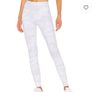 Alo High Waist Vapor Legging in White Camouflage Size Small